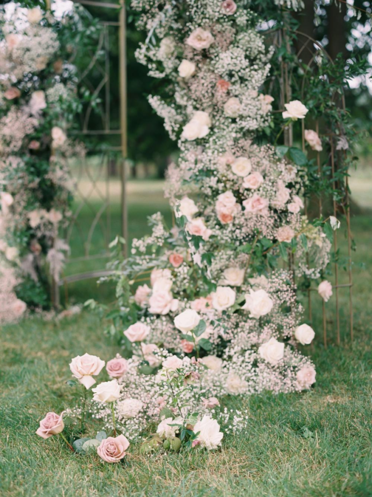 Detailed photo of the flower arch with lots of roses and baby's breath